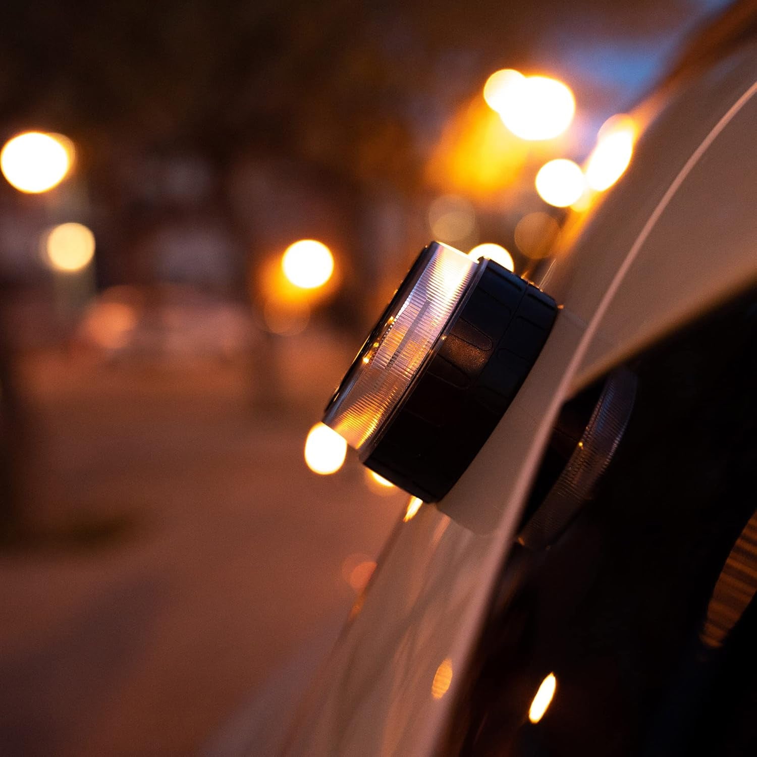 Contact Luz De Emergencia V16 Para Coche Y Moto Homologada Por DGT. Baliza De Señalización Luminosa Autónoma En Carretera. Reemplaza a Triángulos De Emergencia